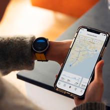 el usuario conecta el smartphone al reloj gps para ver y compartir los datos