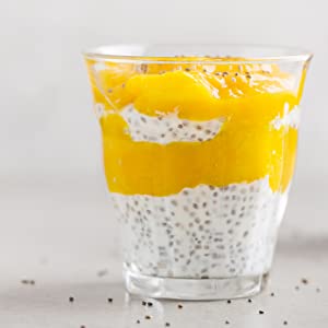 Leche de coco, mango y semillas de chía.